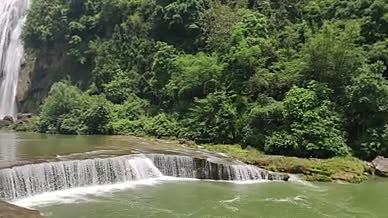 湖水瀑布拍摄爬山流水旅行视频视频的预览图